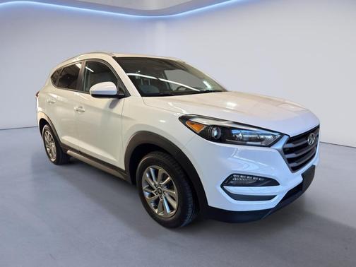 Dazzling White 2017 Hyundai TUCSON SE