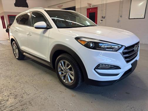 Dazzling White 2017 Hyundai TUCSON SE