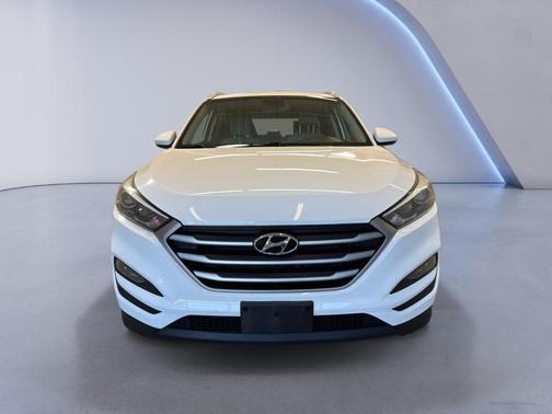 Dazzling White 2017 Hyundai TUCSON SE