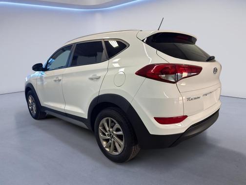 Dazzling White 2017 Hyundai TUCSON SE