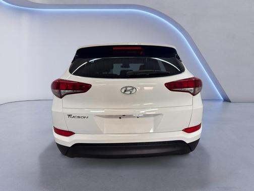 Dazzling White 2017 Hyundai TUCSON SE
