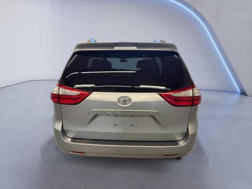 2016 Toyota Sienna LE