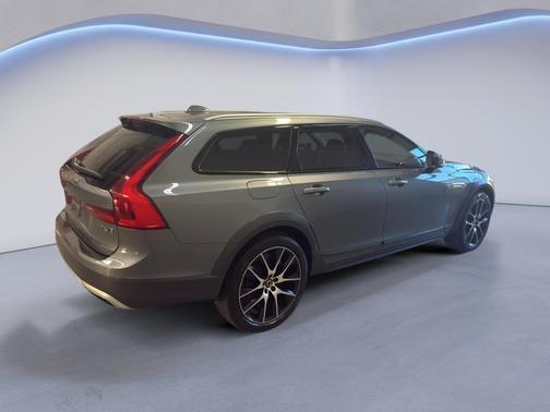2018 Volvo V90 Cross Country T6