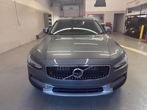 2018 Volvo V90 Cross Country T6