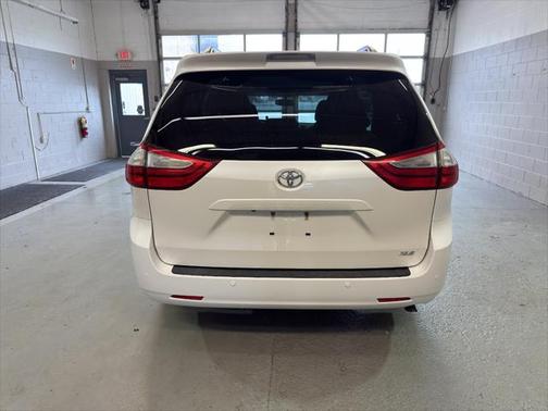 2016 Toyota Sienna XLE