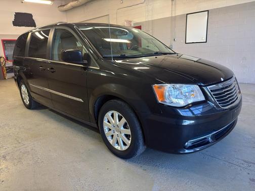 Brilliant Black Crystal Pearlcoat 2016 Chrysler Town & Country Touring