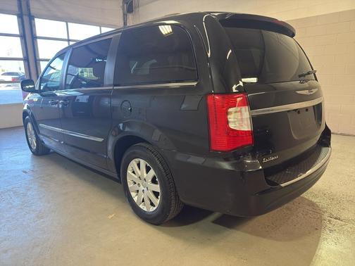 Brilliant Black Crystal Pearlcoat 2016 Chrysler Town & Country Touring