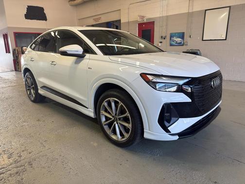 Glacier White Metallic 2022 Audi e-tron Sportback Premium Plus