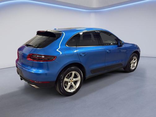 Sapphire Blue Metallic 2017 Porsche Macan Macan