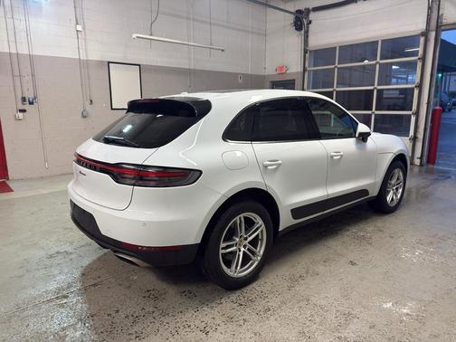 Carrara White Metallic 2021 Porsche Macan Macan