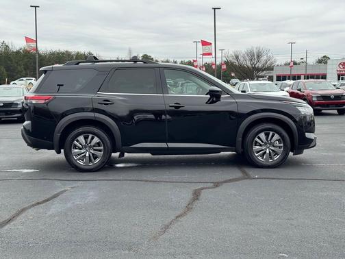 2025 Nissan Pathfinder SV