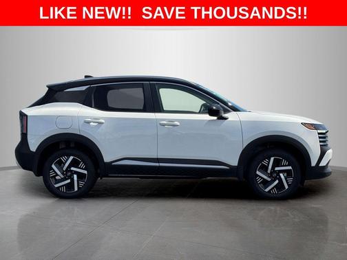 2t Wht Blk Roof 2026 Nissan Kicks SV