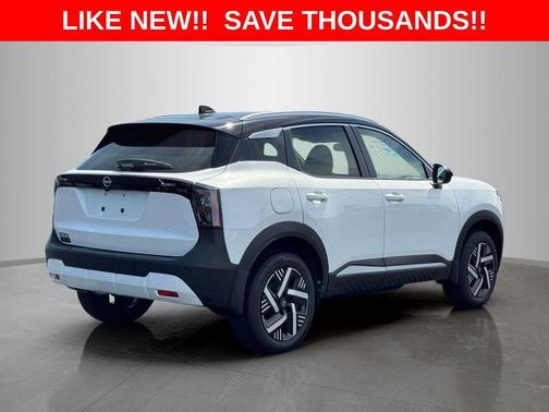 2t Wht Blk Roof 2026 Nissan Kicks SV