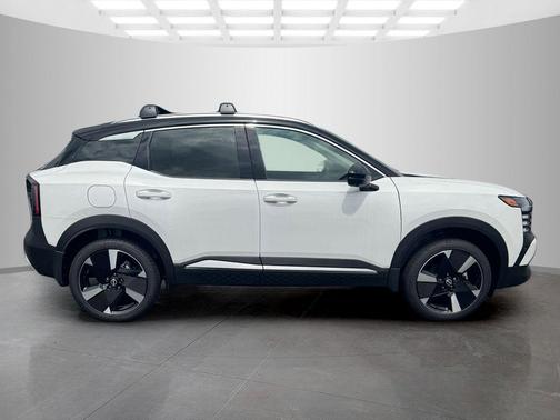 2t Wht Blk Roof 2026 Nissan Kicks SR