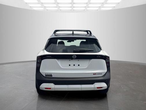 2t Wht Blk Roof 2026 Nissan Kicks SR