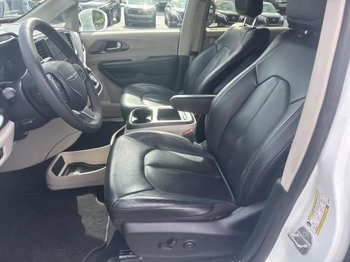2022 Chrysler Pacifica Touring-L