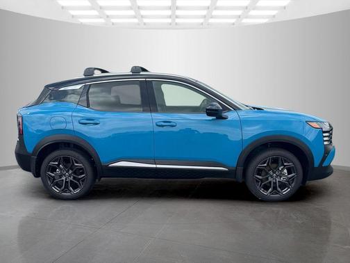2t Ice Blk Roof 2026 Nissan Kicks SR