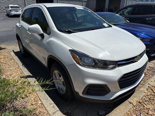 Summit White 2022 Chevrolet Trax LS