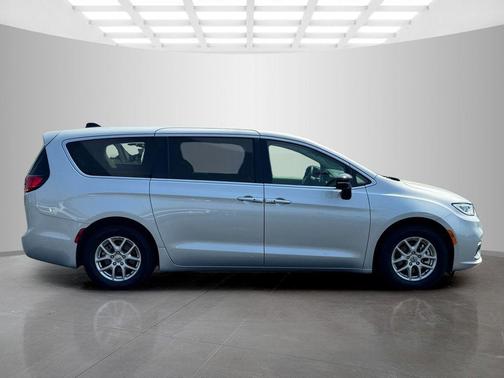 2024 Chrysler Pacifica Touring-L