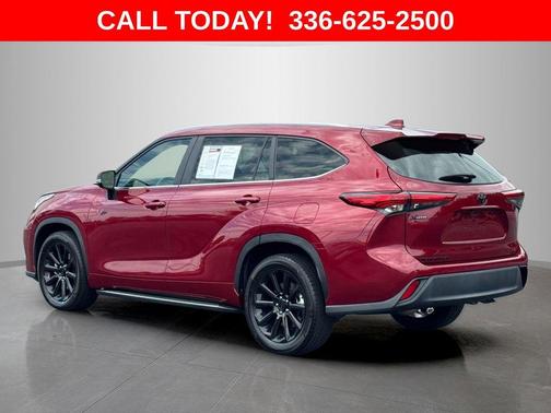 Pearl 2023 Toyota Highlander XLE