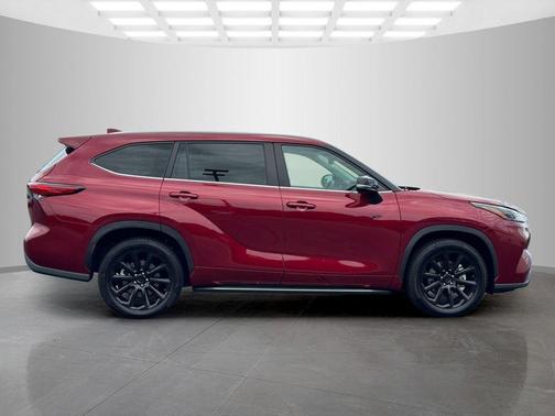 Pearl 2023 Toyota Highlander XLE