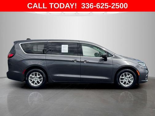 Granite Crystal Clearcoat Metallic 2023 Chrysler Pacifica Touring-L