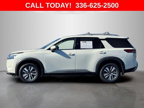 White 2024 Nissan Pathfinder SL