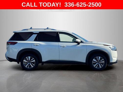 White 2024 Nissan Pathfinder SL