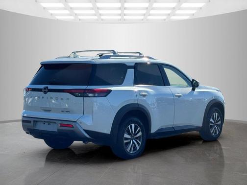 White 2024 Nissan Pathfinder SL