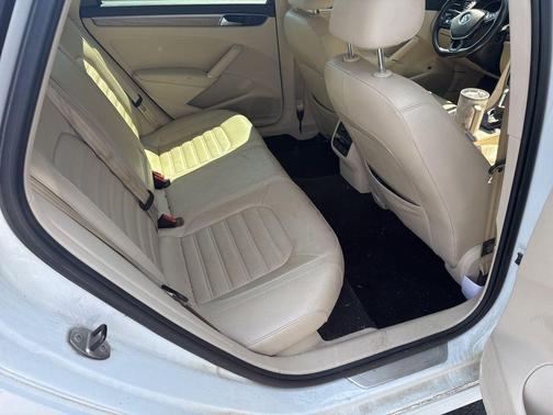 Pure White 2016 Volkswagen Passat 1.8T SEL