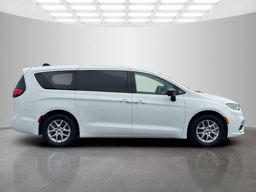 Bright White Clearcoat 2024 Chrysler Pacifica Touring-L