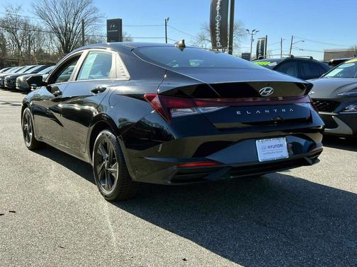 2022 Hyundai ELANTRA SEL