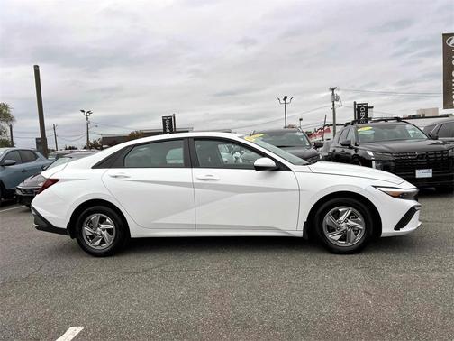2025 Hyundai ELANTRA SE