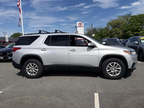 Silver Ice Metallic 2020 Chevrolet Traverse LT Cloth