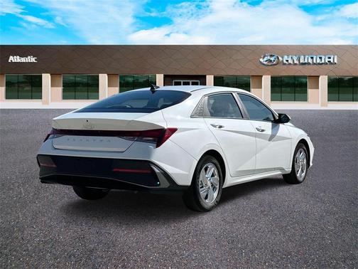 2025 Hyundai ELANTRA SE