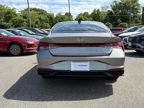 Metal 2023 Hyundai ELANTRA SE