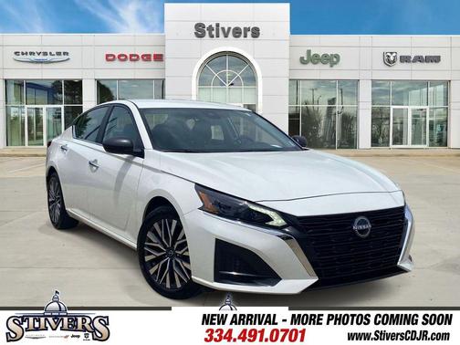 Glacier White 2025 Nissan Altima SV