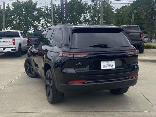 Diamond Black 2023 Jeep Grand Cherokee Altitude