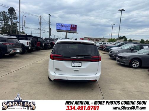 Bright White Clearcoat 2023 Chrysler Pacifica Touring-L