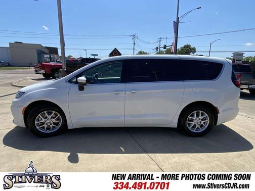 Bright White Clearcoat 2023 Chrysler Pacifica Touring-L