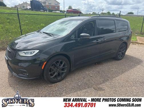 Brilliant Black Crystal Pearlcoat 2023 Chrysler Pacifica Limited