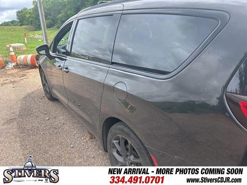Brilliant Black Crystal Pearlcoat 2023 Chrysler Pacifica Limited