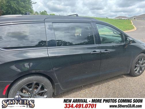 Brilliant Black Crystal Pearlcoat 2023 Chrysler Pacifica Limited