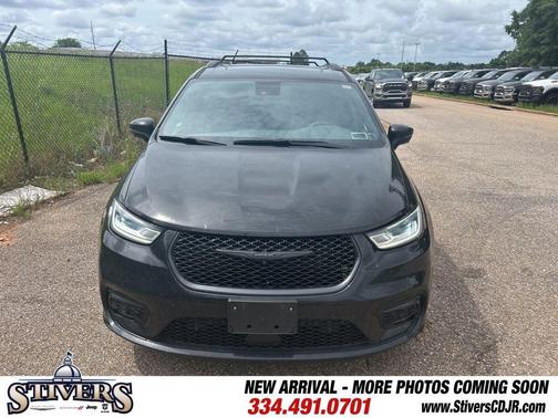 Brilliant Black Crystal Pearlcoat 2023 Chrysler Pacifica Limited