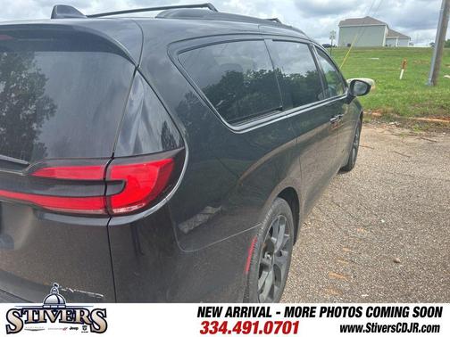 Brilliant Black Crystal Pearlcoat 2023 Chrysler Pacifica Limited