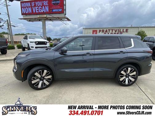 Moonstone Gray Metallic 2025 Mitsubishi Outlander SE