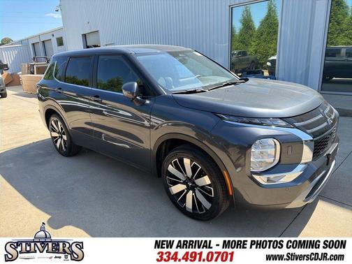 Moonstone Gray Metallic 2025 Mitsubishi Outlander SE
