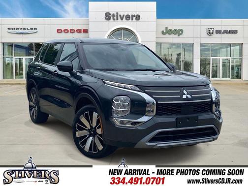 Moonstone Gray Metallic 2025 Mitsubishi Outlander SE