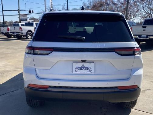 2026 Jeep Grand Cherokee Laredo