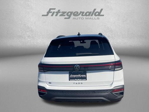 Pure White w/Deep Blk Rf 2026 Volkswagen Taos SE Black